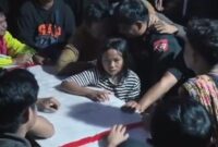 1765883227534-suasana-haru-menyelimuti-rumah-duka-pembalap-awhin-sanjaya-di-luwu-utara-1765864521356_169