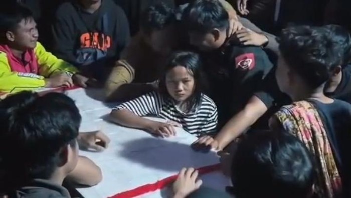 1765883227534-suasana-haru-menyelimuti-rumah-duka-pembalap-awhin-sanjaya-di-luwu-utara-1765864521356_169