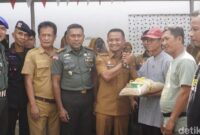 1765883228053-bupati-bone-andi-asman-sulaiman-melepaskan-program-mandiri-benih-untuk-kelompok-tani-di-bone-1765862661527_169