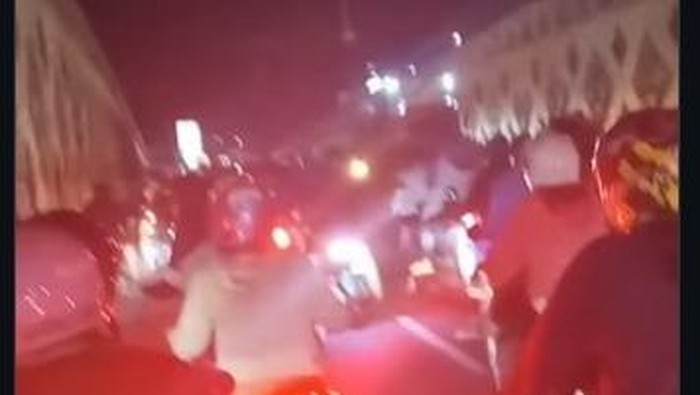 1765904885949-heboh-rombongan-pengantar-jenazah-ugal-ugalan-di-jalan-poros-makassar-maros-1765887972273_169