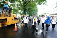 1765991425711-gubernur-sulsel-andi-sudirman-sulaiman-melakukan-groundbreaking-pembangunan-jalan-hertasning-makassar-yang-termasuk-dalam-proy-1765980749024_169