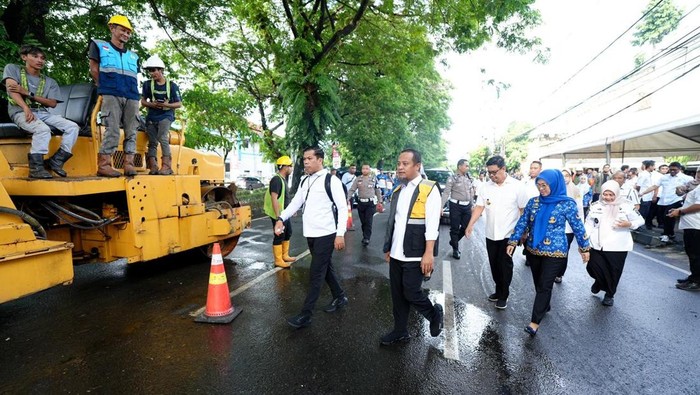 1765991425711-gubernur-sulsel-andi-sudirman-sulaiman-melakukan-groundbreaking-pembangunan-jalan-hertasning-makassar-yang-termasuk-dalam-proy-1765980749024_169