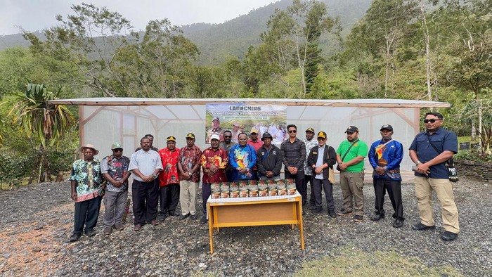 1765991428754-pemkab-puncak-jaya-papua-tengah-meresmikan-klinik-kesehatan-sekolah-alkitab-mulia-sekaligus-meluncurkan-greenhouse-produksi-ko-1765978890460_169