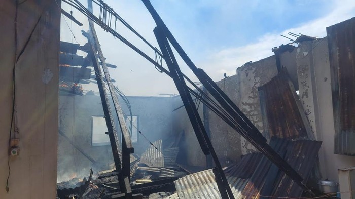 1765991432245-kebakaran-hanguskan-2-rumah-dan-1-sd-di-manado-1765977560810_169