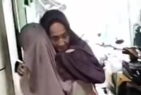 1766034545029-nenek-di-makassar-digotong-untuk-mengambil-bantuan-sembako-di-kantor-kelurahan-1765945228538_169