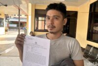 1766034548125-kurir-paket-di-pinrang-saat-melapor-di-mapolres-pinrang-usai-dianiaya-konsumen-1765965248964_169