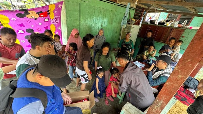 1766034549582-tim-medis-umi-memberikan-pelayanan-kesehatan-ke-lansia-dan-anak-anak-korban-longsor-di-sibolga-sumut-dokumen-istimewa-1766021828230_169