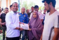 1766056125521-gubernur-sulsel-andi-sudirman-sulaiman-memberikan-bantuan-kepada-korban-angin-puting-beliung-1766048875990_169