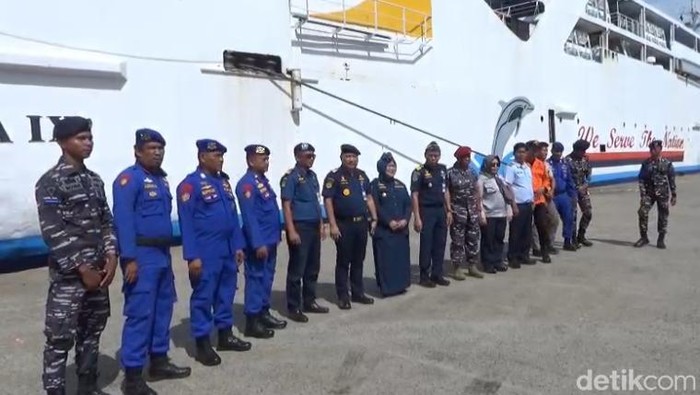 1766056128025-pendirian-posko-angkutan-laut-arus-mudik-nataru-di-pelabuhan-parepare-1766051425822_169