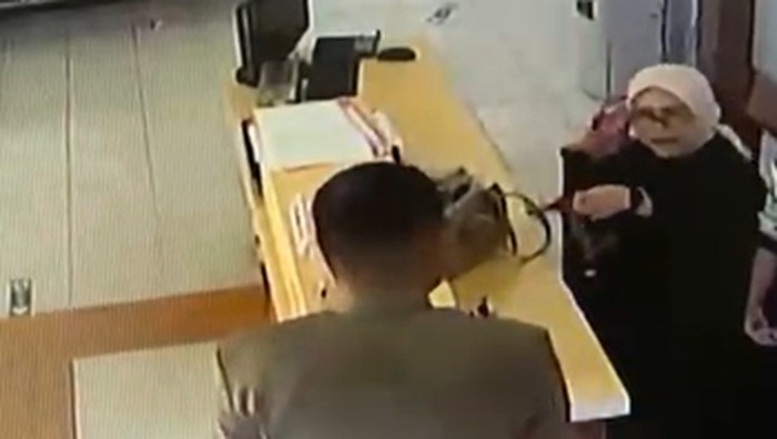 1766056132680-momen-saat-anggota-dprd-pinrang-mansyur-damma-dan-honorer-disdukcapil-pinrang-ayu-lestari-cekcok-1760764284532_169