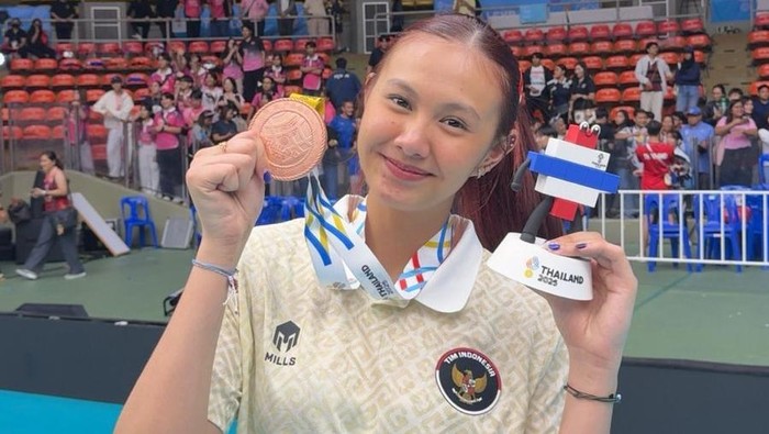 1766056134996-syelomitha-avrilaviza-injilia-wongkar-pemain-termuda-timnas-voli-putri-indonesia-membawa-pulang-medali-perunggu-di-sea-games-2-1766039537064_169