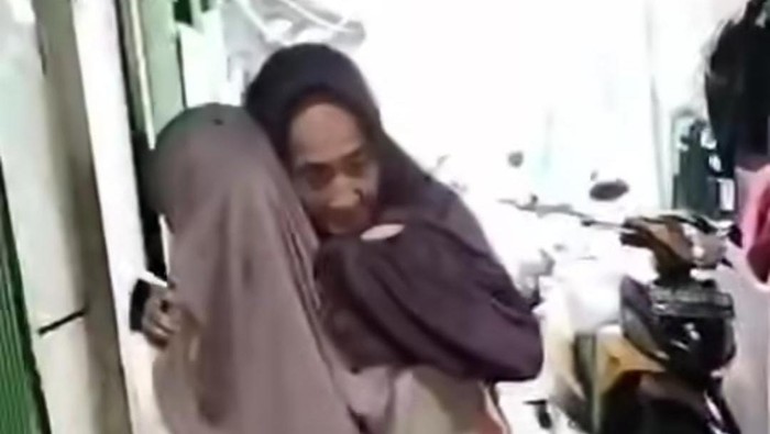 1766056136162-nenek-di-makassar-digotong-untuk-mengambil-bantuan-sembako-di-kantor-kelurahan-1765945228538_169