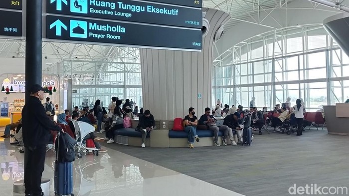 1766056136675-suasana-bandara-hasanuddin-makassar-jelang-momen-natal-dan-tahun-baru-2025-2026-1766036879953_169