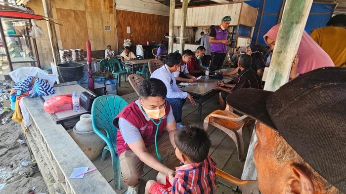 1766056137176-tim-medis-dari-pemprov-sulsel-turun-langsung-menangani-korban-bencana-banjir-dan-longsor-di-aceh-tamiang-1766031700121_169