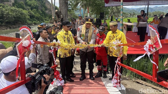 1766077702404-kapolda-sulsel-irjen-djuhandhani-rahardjo-puro-meresmikan-jembatan-gantung-satya-haprabu-lakellu-di-soppeng-1766046357294_169