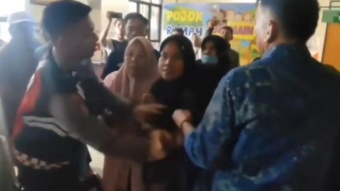 1766142502337-viral-sidang-putusan-sopir-penabrak-bocah-di-jeneponto-berakhir-ricuh-1766137659524_169