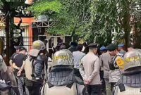 1766142515556-aparat-kepolisian-mengamankan-demonstrasi-mahasiswa-papua-di-makassar-1766123418262_169