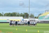 1766228940618-skuad-malut-united-menjalani-sesi-latihan-di-stadion-gelora-bj-habibie-jelang-melawan-psm-makassar-1766223143204_169