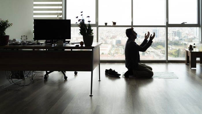 1766250560511-sholat_169