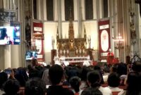 1766444734508-gereja-katedral-jakarta-memulai-misa-requiem-untuk-paus-fransiskus-pada-kamis-244-malam-misa-berlangsung-dengan-tenang-dan-khi-1745504297191_169