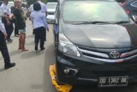 1766488027249-dishub-makassar-menggembok-mobil-parkir-bahu-jalan-di-depan-toko-alaska-1766379010573_169