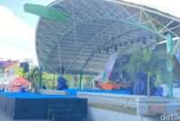 1766768909254-tenan-dan-panggung-festival-di-lapangan-andi-makkasau-yang-berlangsung-hingga-malam-tahun-baru-1766740580727_169