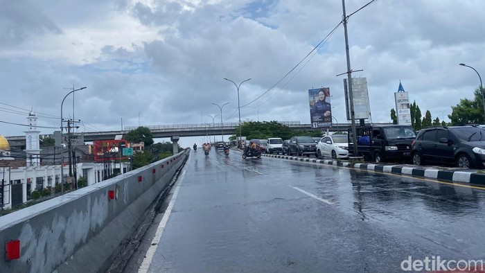 1766768922130-ilustrasi-cuaca-hujan-di-kota-makassar-9_169