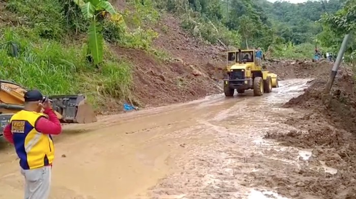 1766941657084-material-longsor-di-jalan-poros-malino-sulsel-mulai-dibersihkan_169