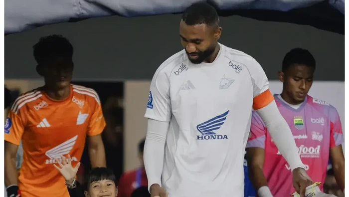 1766984918239-kapten-psm-makassar-yuran-fernandes-saat-tandang-ke-markas-persib-bandung-1766975949501_169