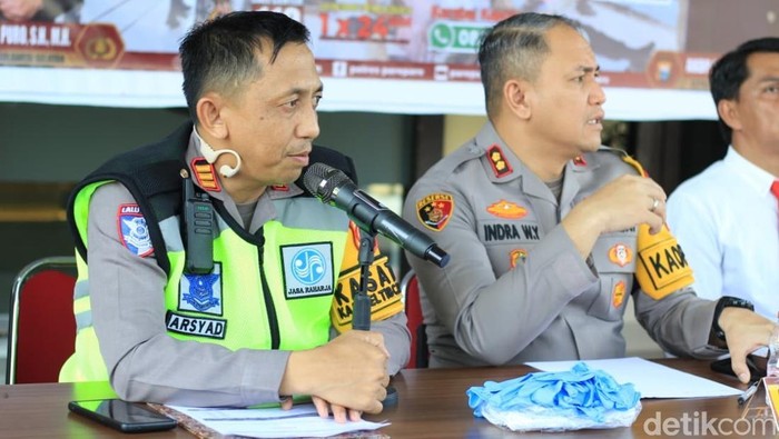 1767006439527-kasat-lantas-polres-parepare-akp-muh-arsyad-dan-kapolres-parepare-akbp-indra-waspada-yuda-1766997372460_169