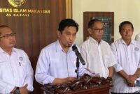 1767006440049-rektor-uim-muammar-bakry-dalam-konferensi-pers-terkait-dosen-meludahi-kasir-swalayan-di-makassar-1766992324180_169