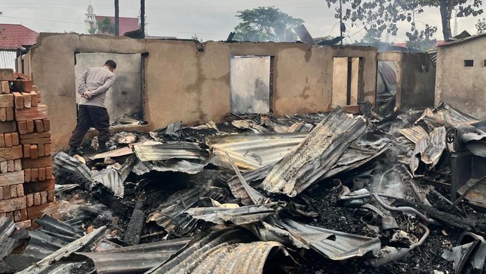 1767092925966-kebakaran-menghanguskan-5-rumah-di-toraja-utara-1767083382604_169