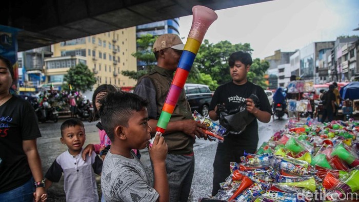 1767179375768-berburu-petasan-terompet-dan-kembang-api-untuk-rayakan-tahun-baru-1767163523881_169