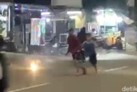 1767200887698-sekelompok-bocah-bermain-petasan-di-tengah-jalan-opu-daeng-risadju-makassar-1767195517782_169