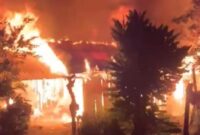 1767244134316-kebakaran-rumah-di-luwu-saat-malam-pergantian-tahun-1767243069086_169