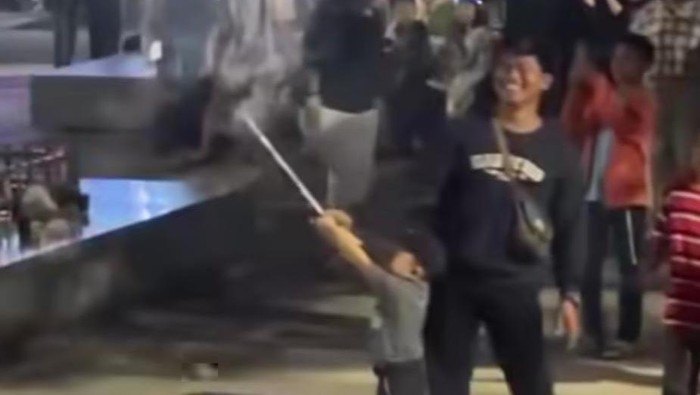 1767330558496-seorang-pria-membuang-kembang-api-yang-meledak-di-anjungan-pantai-losari-1767324040453_169