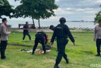 1767352115924-tim-gegana-mengevakuasi-ransel-misterius-yang-ditemukan-di-tugu-tunas-kelapa-parepare-1767349586304_169