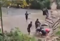 1767352117938-jembatan-gantung-di-mamuju-ambruk-hingga-11-warga-luka-luka-1767347657854_169