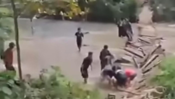 1767352117938-jembatan-gantung-di-mamuju-ambruk-hingga-11-warga-luka-luka-1767347657854_169