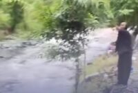 1767352118387-masyarakat-memperingatkan-pengunjung-menghindar-saat-sungai-di-desa-tampa-kabupaten-luwu-meluap-1767347141872_169