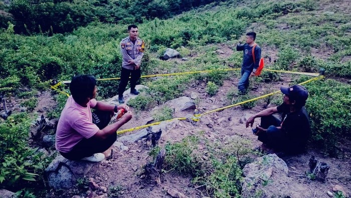 1767373596090-polisi-melakukan-olah-tkp-seorang-wanita-lansia-tewas-tertimpa-batu-besar-di-bone-bolango-1767358016245_169