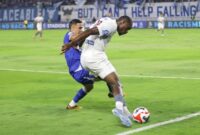 1767373614769-striker-psm-makassar-jacques-medina-berduel-dengan-pemain-persib-bandung-eliano-raijnders-1767338854337_169