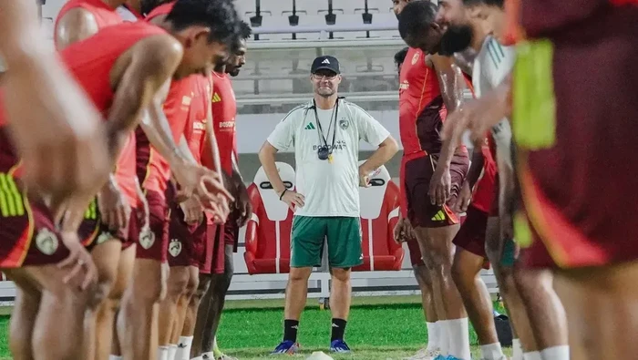 1767416882298-pelatih-psm-makassar-tomas-trucha-memimpin-latihan-di-stadion-segiri-jelang-melawan-borneo-fc-samarinda-1767413574514_169