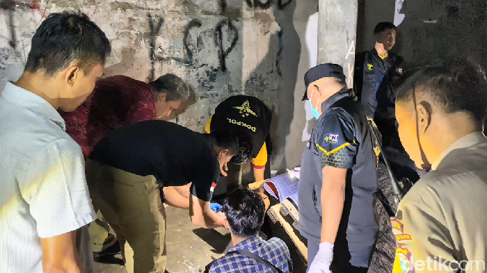 1767416888244-polisi-lakukan-olah-tkp-di-lokasi-adik-bunuh-kakak-di-makassar-1767408713222_169