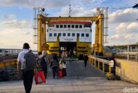 1767460027345-aktivitas-di-pelabuhan-pamatata-kabupaten-kepulauan-selayar-1754733185713_169