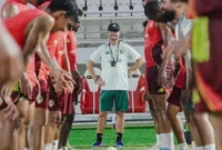 1767460038029-pelatih-psm-makassar-tomas-trucha-memimpin-latihan-di-stadion-segiri-jelang-melawan-borneo-fc-samarinda-1767413574514_169