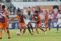 1767460038915-striker-psm-makassar-alex-tanque-dipepet-dua-pemain-borneo-fc-dalam-laga-di-stadion-segiri-1767447571429_169