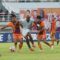 1767460038915-striker-psm-makassar-alex-tanque-dipepet-dua-pemain-borneo-fc-dalam-laga-di-stadion-segiri-1767447571429_169