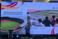1767524842045-wali-kota-makassar-munafri-arifuddin-saat-memaparkan-rencana-pembangunan-stadion-untia-1766060685149_169