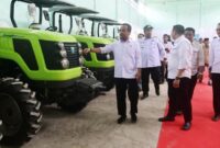 1767524849694-gubernur-sulsel-andi-sudirman-sulaiman-memberikan-bantuan-alsintan-kepada-812-kelompok-tani-1767506324477_169